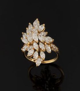 Beautiful bouquet ring in yellow gold (750)...