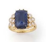 ¹ Yellow gold (750) ring centered on a claw-set...