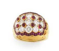 Amusante bague jonc bombée en or jaune (750)...