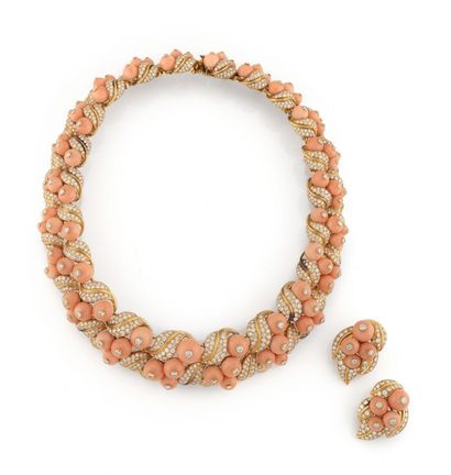 Half-set comprising a necklace and a pair...