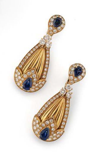 Pair of earrings in yellow gold (750) featuring...