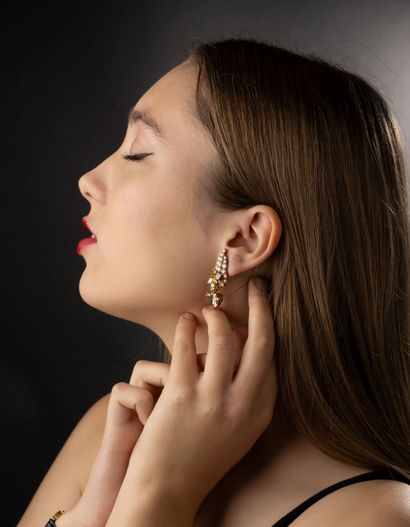 Elegant pair of earrings in yellow gold (750)...