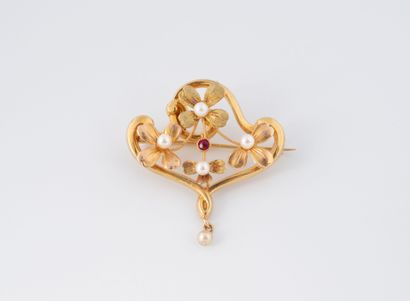 Small yellow gold (750) brooch with flower...