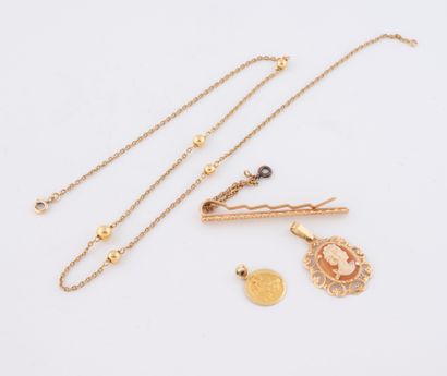 Lot en or jaune (750) comprenant :
- Pince...