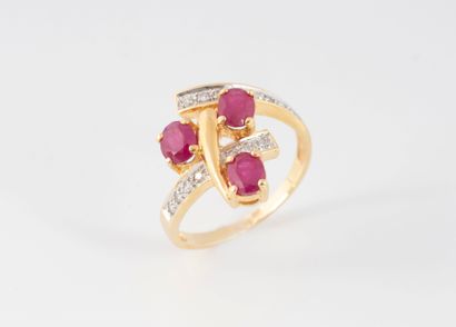 Bague en or jaune monture ornée de petits...