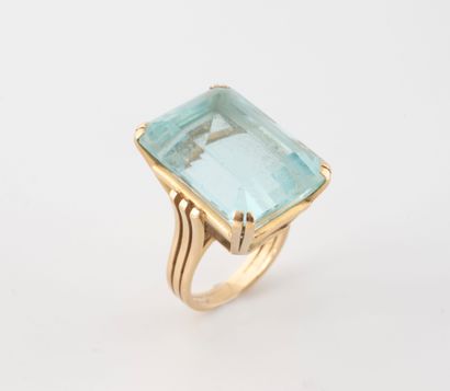 Bague en or jaune (750) ornée d'une importante...