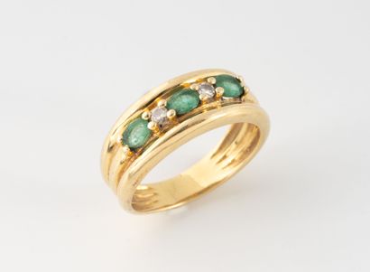 Bague jonc en or jaune (750) centrée d'une...