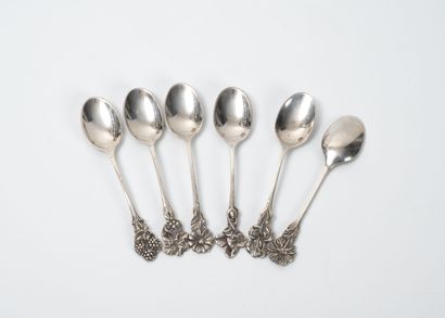 Six cuillères à moka en argent (925) à décor...