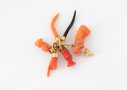 Small set of yellow gold (585) pendants,...