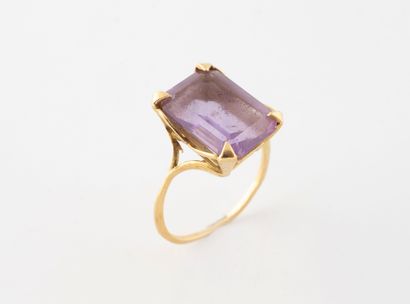 Bague en or jaune (750) ajouré, sertie d'une...