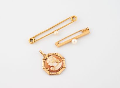 Two small brooches in yellow gold (750) centered...