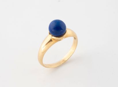 Bague en or jaune (750) ornée d'une bille...