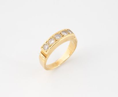 Bague en or jaune (750) ornée en ligne de...