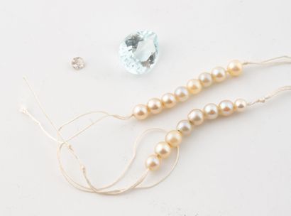 Lot comprenant : 
- 16 perles blanches de...