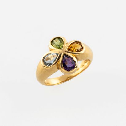 Bague en or jaune (750) ornée de quatre pierres...