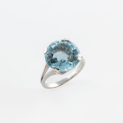 Bague en or gris (750) ornée d'une aigue-marine...