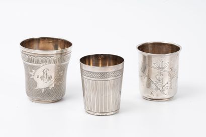 Trois gobelets en argent (925) à décor de...