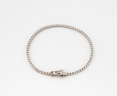Bracelet ligne en or gris (750) orné de diamants...