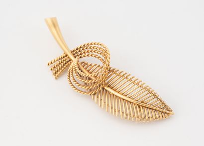 Broche en filins unis et torsadés d'or jaune...