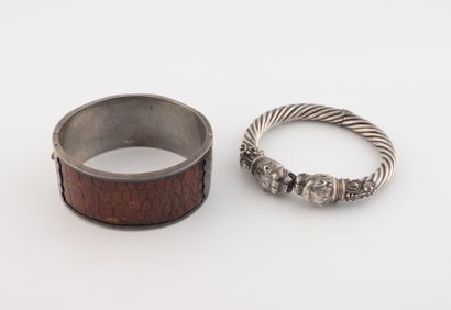 Lot de deux bracelets en argent (min. 800),...