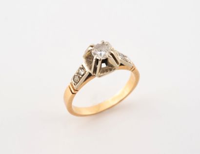 Bague en or jaune et gris (750) centrée d'un...