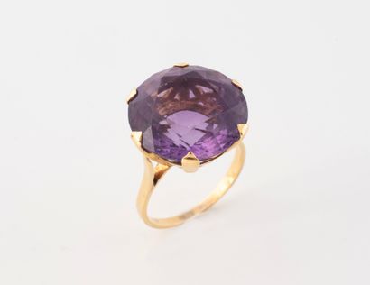 Bague en or jaune (750) ornée d'une améthyste...