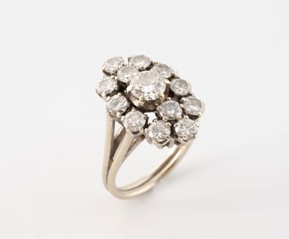 Bague marquise en or gris (750) ornée de...