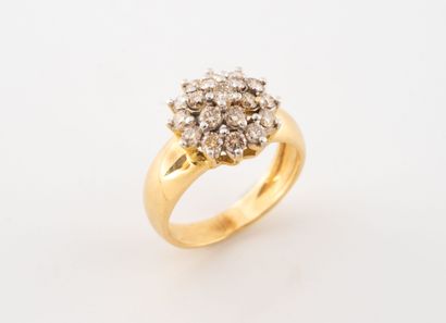 Bague fleur en or jaune (750) ornée de diamant...