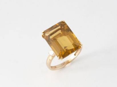 Bague en or jaune (750), ornée d'une citrine...
