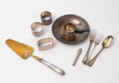 Lot d'objets en argent dépareillé : 
- Une...