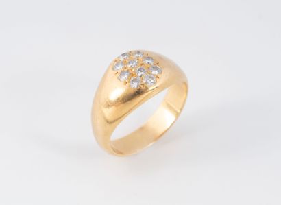 Bague jonc en or jaune (750) ornée d'un petit...