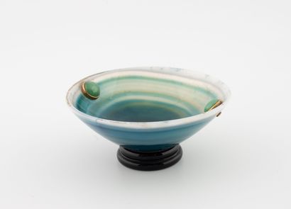 Petite coupe circulaire sur pied en agate...