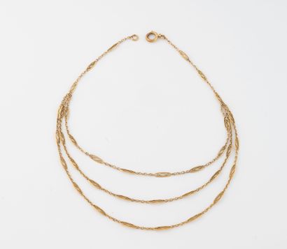 Collier à trois rangs de maille filigranée...