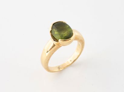 Bague en or jaune (750) ornée d'un cabochon...