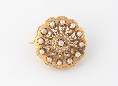 Yellow gold (750) openwork rosette brooch...