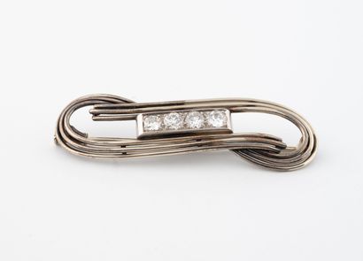 RUSSIE, XXème SIECLE
Infinity-symbol brooch...
