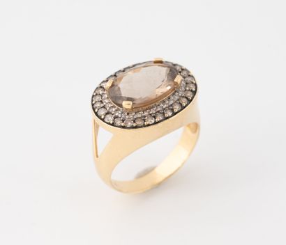 Yellow gold (750) ring set with an oval faceted...