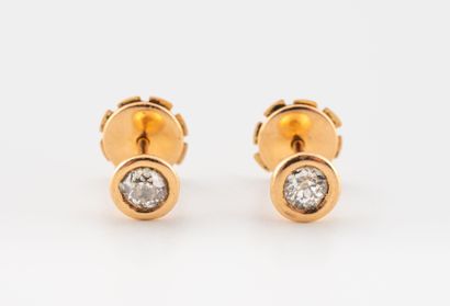 Paire de puces d'oreilles en or jaune (750)...