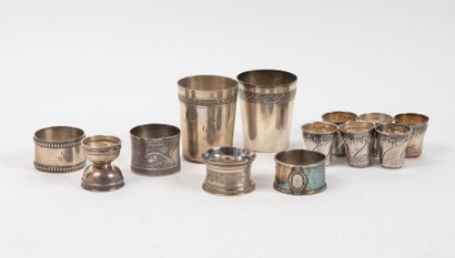 Lot d'objets en argent (950) :
- six gobelets...