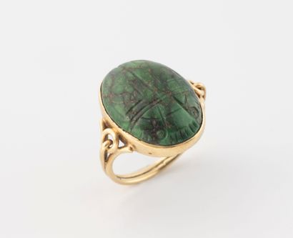 Bague en or jaune (585) ornée d'un cabochon...