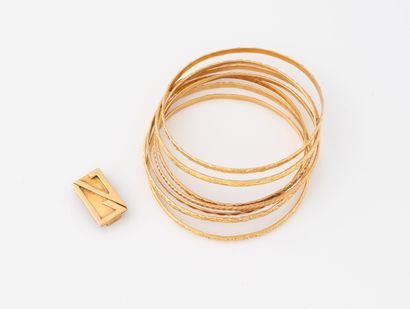 Bracelet jonc semainier en or jaune (750)...