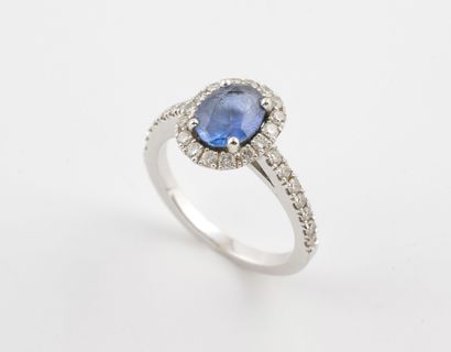 Bague en or gris (750) centrée d'un saphir...