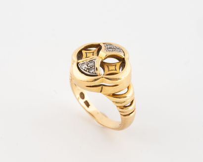 Yellow gold (750) ring with openwork four-lobed...