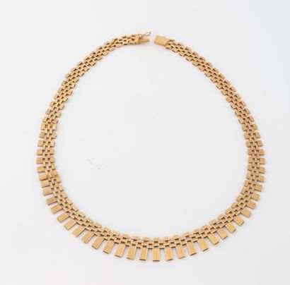 Collier draperie stylisé à maille chenille...