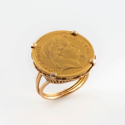 Bague en or jaune (750) ornée d'une pièce...