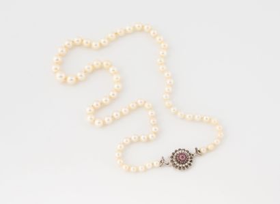 Collier à un rang de perles de culture blanches....