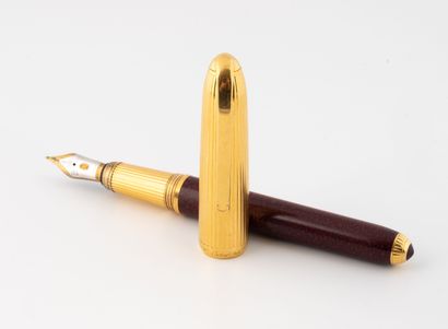 CARTIER
Stylo plume en résine rouge moucheté...