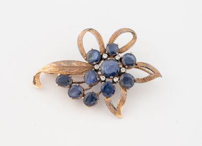Stylized flower brooch in pink gold (375)...