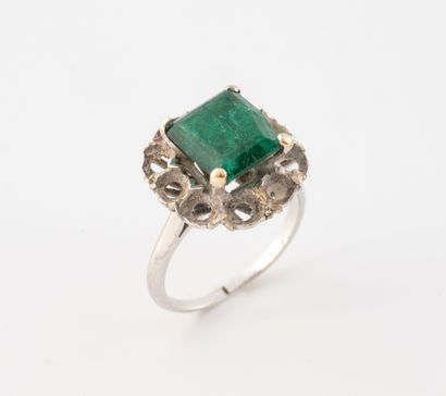 Bague en or gris (750), ornée d'une émeraude...