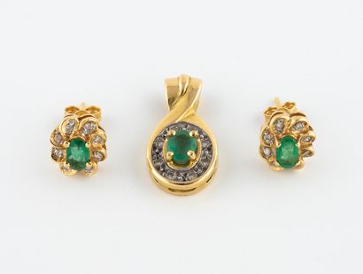 Paire de clous d'oreille et pendentif assorti...